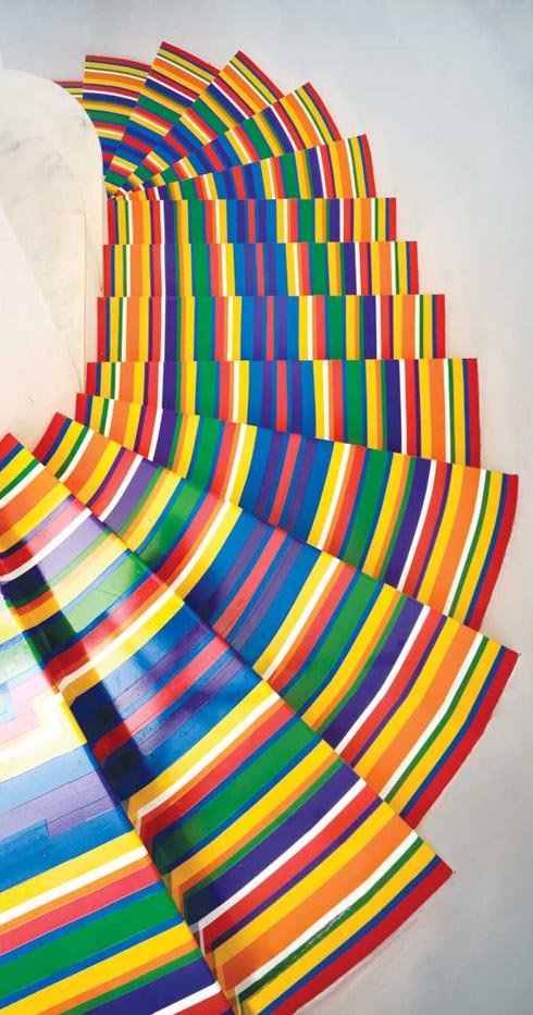 Scari cu dungi colorate      Jim Lambie, un artist scotian, este cel mai bine cunoscut pentru pardoselile din vinil dungate, care acopera pardoseala si scarile a multiple galerii si muzee in Statele Unite si Europa. Artistul adauga, in mod meticulos, benzi de vinil la podele, intr-un model geometric care sa raspunda la arhitectura cladirii.      Proiectul prezentat in acest articol este numit "ZOBOP!" si este o instalatie de benzi colorate serpuitoare asezate paralel, amplasate in hol si pe niste scari din cadrul Muzeului de Arta Moderna din New York.  Sisteme de sertare sub scara      Ctd 2005 a conceput aceste scari pentru un client care a dorit sa combine utilitatile japoneze in spatiul locuibil. S-a folosit spatiul de sub scari ca si loc de depozitare, ca parte a spatiului de proiectare, iar rezultatul final este o utilizare eficienta a elementelor de decor, precum si a spatiului disponibil, care arata cu adevarat minunat.  Scari realizate din scanduri de skateboard      Skateboarding-ul, actul de a conduce si a realiza trucuri, folosind un skateboard, este din ce in ce mai populara in zilele noastre. Inspirati de cultura skateboard, designerii realizeaza piese de mobilier, rafturi si scari. La Scoala Roarockit Skateboard din Toronto, s-au folosit skateboard-uri pentru a construi o scara. Constructor spune "fasciculul de aluminiu este un cantonament solid de aluminiu, iar placile de skateboard au fost facute la comanda cu o singura margine concava.
