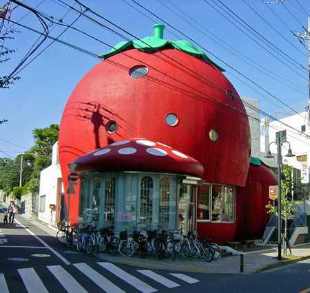Casa sub forma de capsuna, din Tokyo (Japonia)