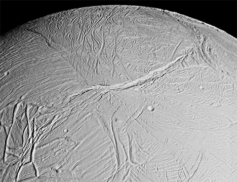 Enceladus, a sasea, cea mai mare luna a lui Saturn